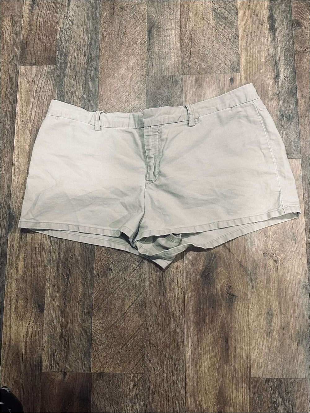 American Eagle khaki cargo-style low rise mini women's shorts